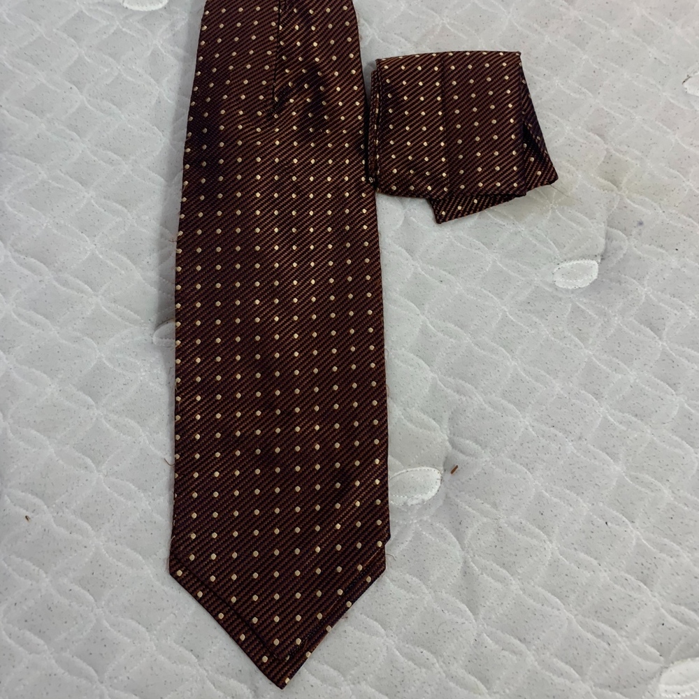 Phat Farm Men Ascot with pocket square